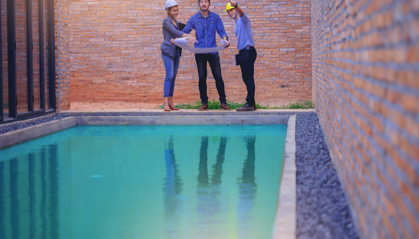 construction d'une piscine par un pisciniste professionnel